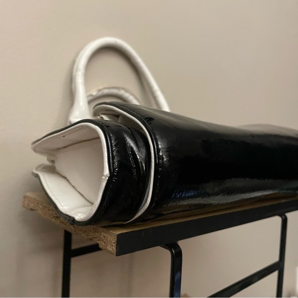 Vintage Y2K Faux Patent Leather Black & White Handbag w Oversized Toggle Pocket - Picture 15 of 16